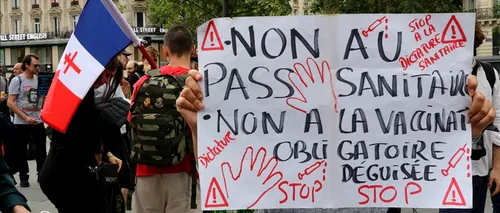 Mii de oameni protestează în Franța împotriva noilor reguli privind <i class='ep-highlight'>vaccinarea</i> obligatorie a cadrelor medicale
