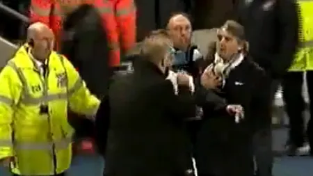 Manchester City a învins Manchester United și este noul lider din Premier League. Sir Alex Ferguson a sărit la Mancini la un fault - VIDEO