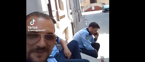 <i class='ep-highlight'>Poliția</i> Capitalei s-a AUTOSESIZAT în urma unui videoclip viral pe TikTok. Trei bucureșteni s-au filmat în uniforme de polițist, manevrând un pistol
