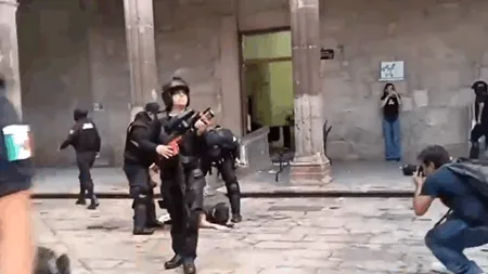 Proteste violente în Mexic, după asasinarea unui primar în timpul sărbătorii „Día de los Muertos“. Manifestanții au luat cu asalt Palatul Guvernului