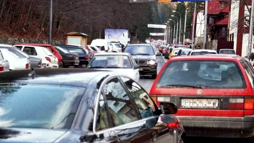Mii de turiști se îndreaptă spre stațiunile de pe Valea Prahovei. Traficul rutier pe DN 1 este îngreunat
