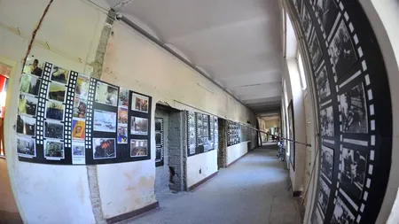 Memorialul Revoluției din Timișoara, în PARAGINĂ: Când PLOUĂ, stăm cu GĂLEȚILE