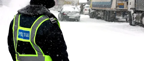 Aproape toate drumurile județene din Bistrița-Năsăud sunt acoperite cu zăpadă. De ce se aruncă material antiderapant doar în curbe și în pante