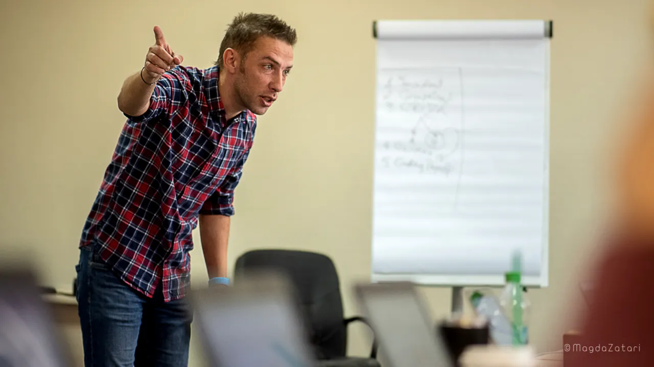 Daniel Zărnescu: „Dacă scriitorii români nu știu să scrie story, atunci poveștile au impact comercial scăzut, pentru că sunt necomestibile. Nefiind comestibile, lumea nu cumpără”