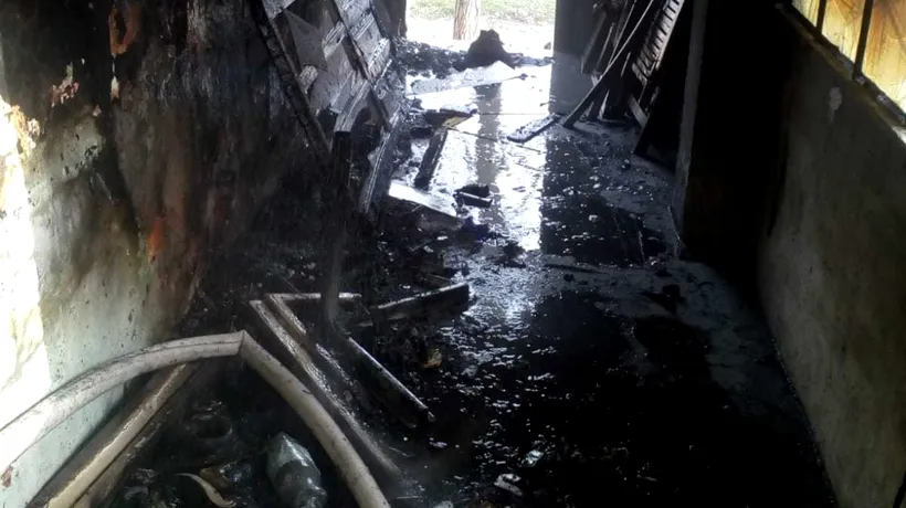 FOTO Incendiu în Timiș | Un bărbat a ajuns la spital cu arsuri