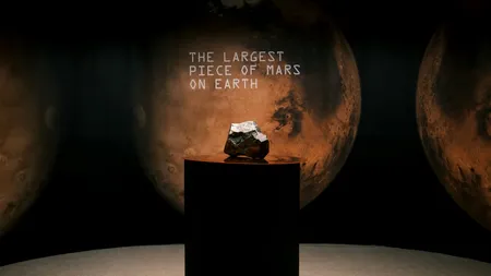 Cu cât s-a vândut la licitație un fragment rar de meteorit provenit de pe Marte. Este considerat cel mai mare descoperit vreodată pe Terra
