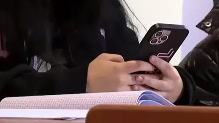 Elevii nu au voie să folosească telefoanele mobile în timpul orelor, iar Ministerul Educației vrea să VERIFICE dacă această regulă este respectată