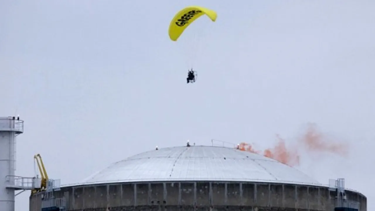 Un militant Greenpeace a intrat cu parapanta într-o centrală nucleară franceză