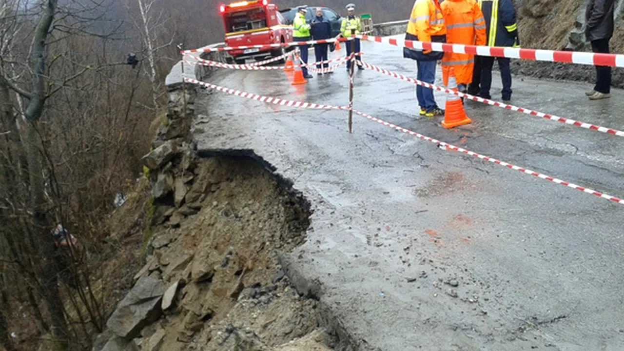 O bucată dintr-un drum din Sibiu s-a surpat din cauza ploii. Traficul rutier este închis