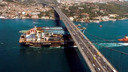 Sute de bărci protestează în Strâmtoarea Bosfor împotriva petrolierelor