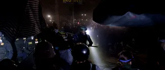 Poliția a DEMOLAT tabăra protestatarilor din campusul universitar UCLA /Sute de manifestanți pro-palestinieni au fost reținuți