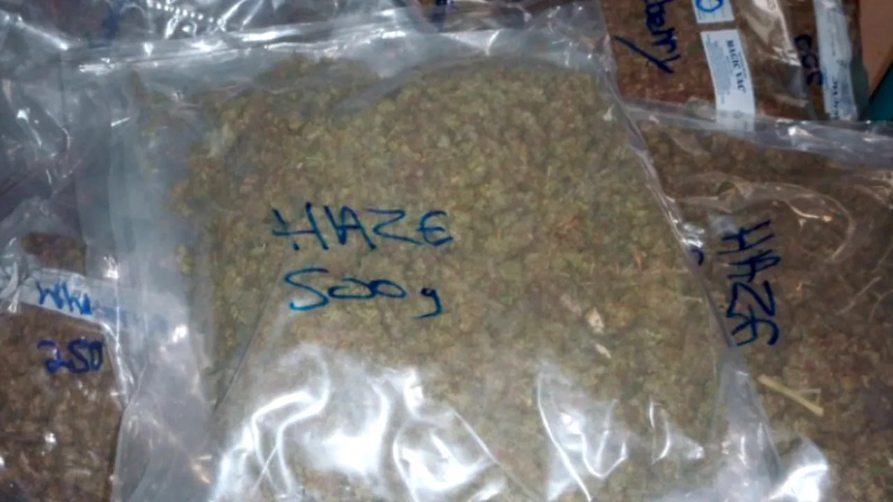 Doi tineri reținuți după ce au fost prinși în flagrant când ridicau un colet cu hașiș