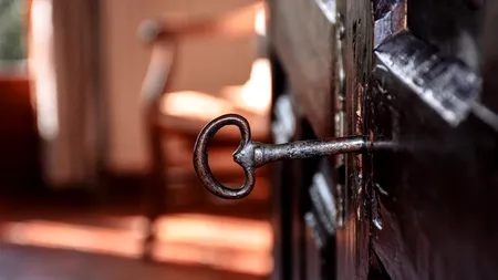 CORONAVIRUS. Un bărbat și-a încuiat soția în baie, crezând că are coronavirus. Nimeni nu se aștepta la ceea ce a urmat