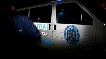 Conflict într-un sat din Bacău, în urma unor percheziții. Săteni au atacat jandarmii cu pietre, polițiștii au intervenit cu gaze lacrimogene