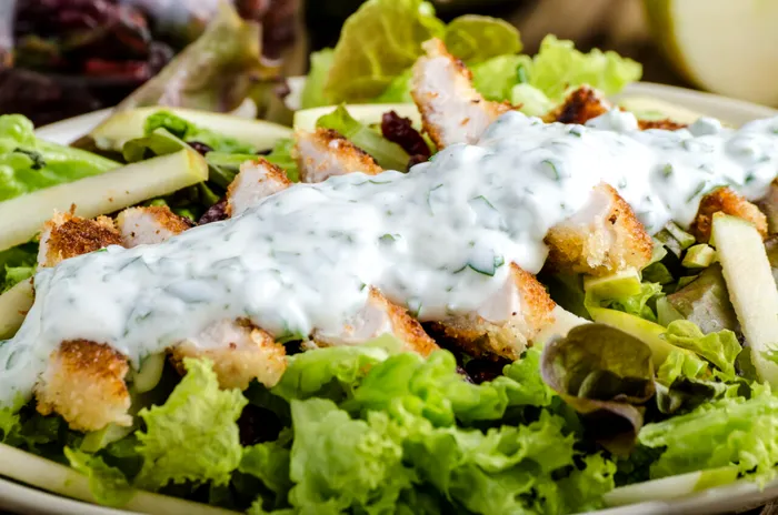 Odată cu sosirea verii, multe persoane aleg să abordeze rețete fresh, cât mai ușoare, dar aromate și gustoase. Printre acestea se numără și diverse preparate din lumea gastronomică grecească. Salata grecească de vară este una dintre ele și poate fi pregătită acasă, rapid și simplu, având sub 600 de calorii.