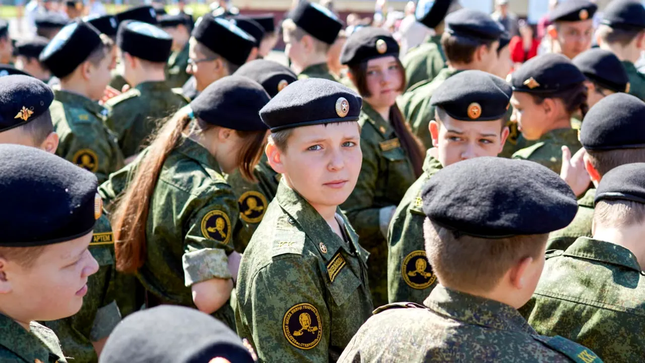 Rusia dublează orele de pregătire militară din școli. Elevii vor învăța să folosească arme, drone și tactici de prim ajutor pe front