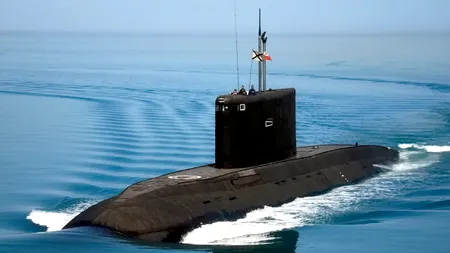 Un submarin rusesc a ieșit la suprafață în Canalul Mânecii. Liderii NATO râd de flota rusă: „Se târăște acasă după patrulă”