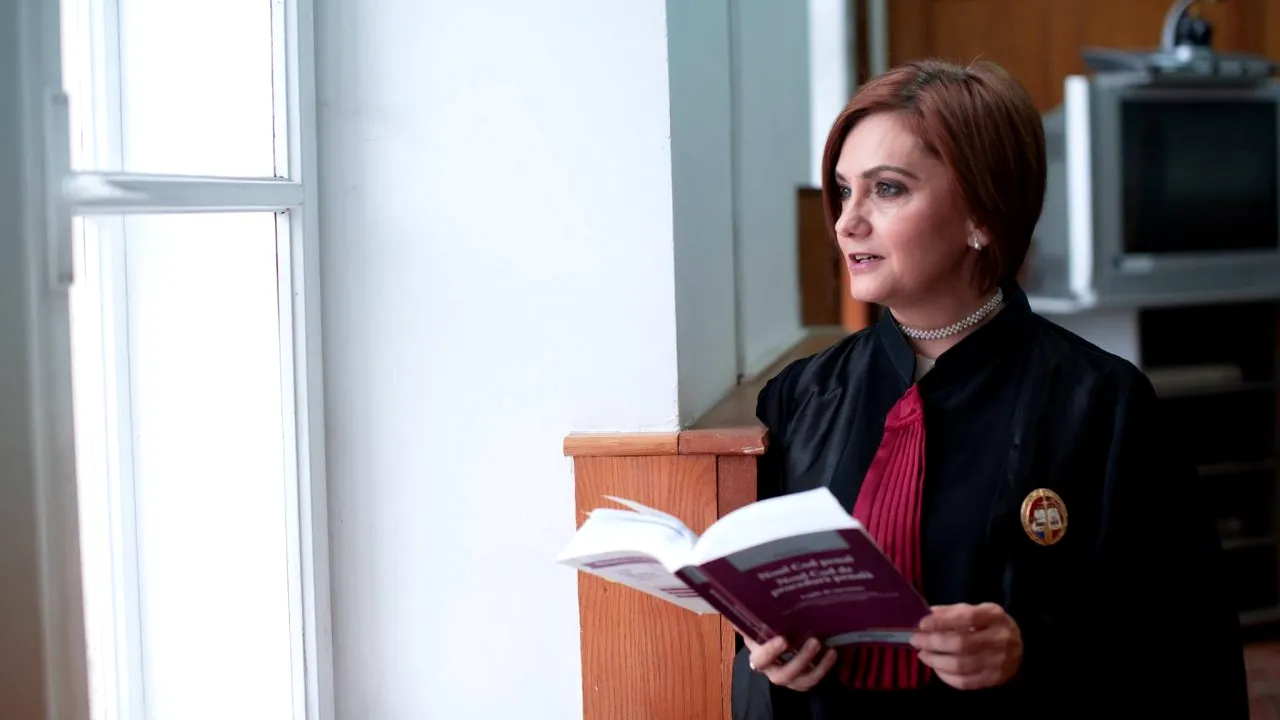 Judecătoarea Adriana Stoicescu și imaginea sumbră a României de azi: ”Statul român e cel mai mare dușman al românului analfabet funcțional și cu dinții cariați”