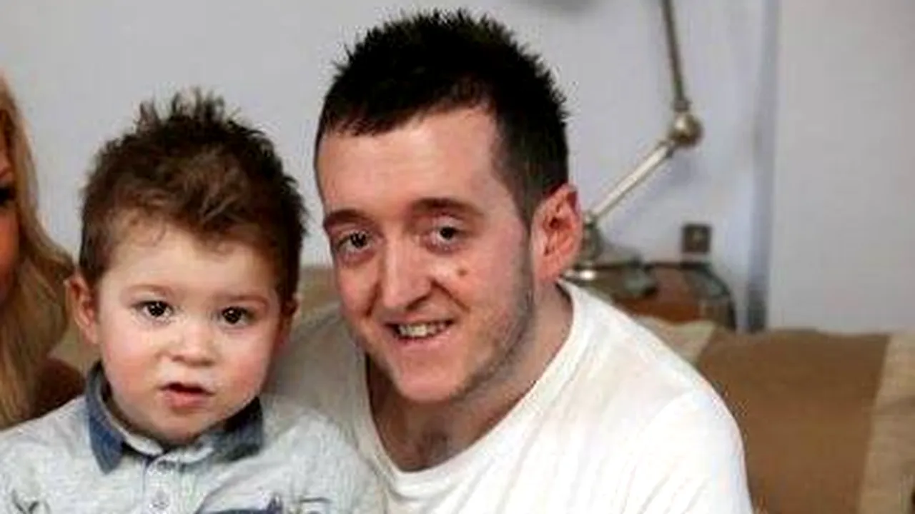 Un bărbat a câștigat un premiu datorită felului în care arată iubita lui. FOTO