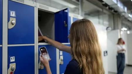 Un expert în educație îndeamnă ca întreaga Europă să urmeze exemplul Danemarcei privind interzicerea telefoanelor în școli