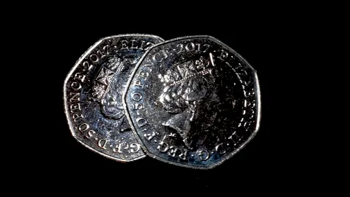 Monede rare de 50 de pence sunt vândute cu 21.000 de lire sterline pe eBay