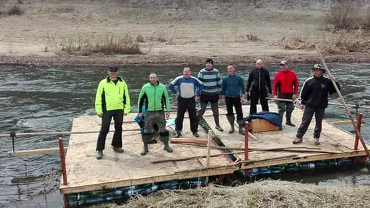 700 de kilometri pe o plută din plastic. Opt pompieri  trag un semnal de alarmă cu privire la poluarea mediului înconjurător