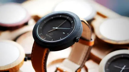 Doi tineri români speră să dea lovitura cu ceasuri realizate din LEMN. Cel mai scump model: 10.000 de lei. Au primit deja comenzi din SUA și Dubai