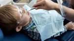 Un dentist din Iași a scăpat în gura unui copl de 5 ani un dispozitiv metalic, iar acesta l-a înghițit: „Au început brusc să îl lovească peste spate”
