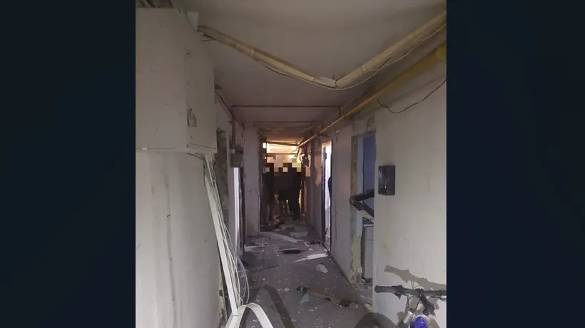 Patru persoane au fost RĂNITE, după ce o explozie a avut loc într-un bloc de garsoniere din Zărnești, județul Brașov