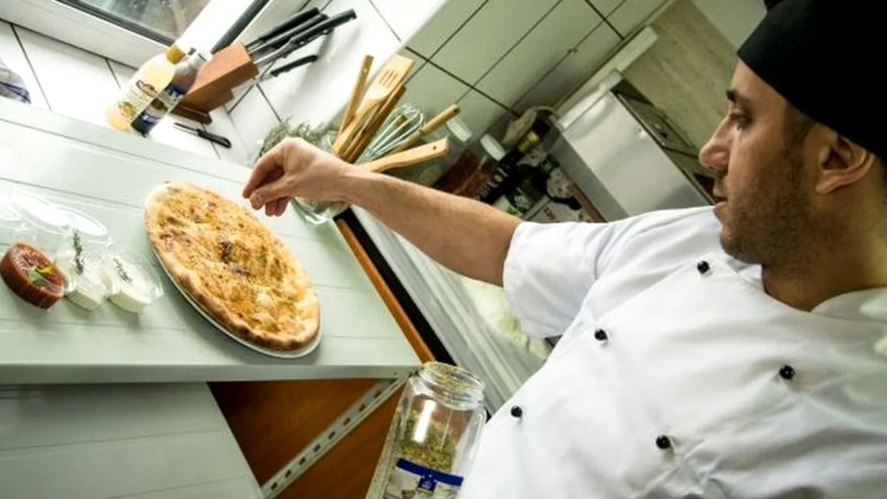 Aventurile bistrițeanului care a ajuns pe locul 5 în lume la jonglerii cu blatul de pizza exersând cu mileurile mamei