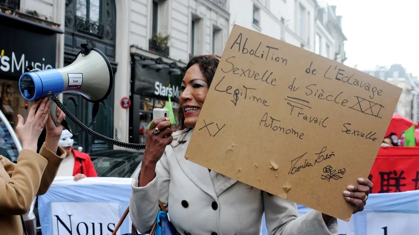 Franța schimbă legea prostituției. Ce pedepse riscă bărbații care sunt prinși că plătesc pentru servicii sexuale