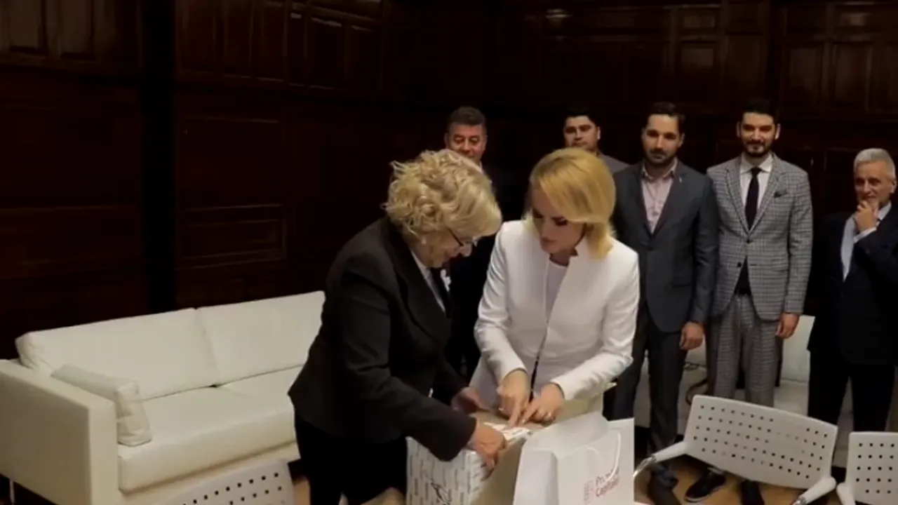 STRAȘNIC împachetat! Două rânduri de hârtie, o cutie de carton MURDARĂ și multă bandă adezivă. Cinci oameni SE LUPTĂ să deschidă darul oferit de FIREA primarului Madridului