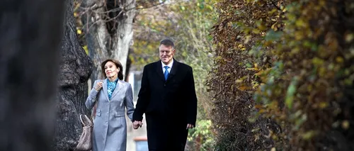 Carmen și Klaus Iohannis, primul sărut în public