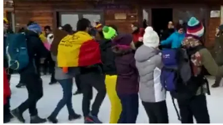 Zeci de tineri au jucat Hora Unirii la 1.700 de metri, în Masivul Postăvarul | VIDEO