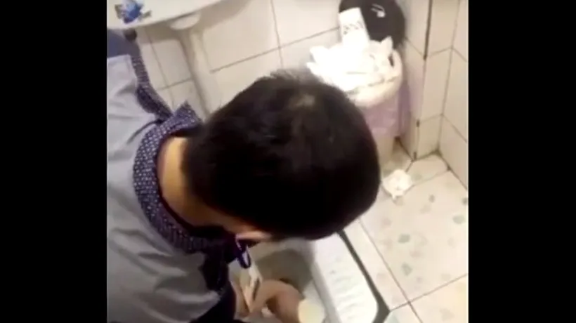 Acești angajați din China nu și-au îndeplinit norma. Ca pedeapsă, conducerea companiei i-a dus în toaletă și le-a cerut un lucru șocant. VIDEO