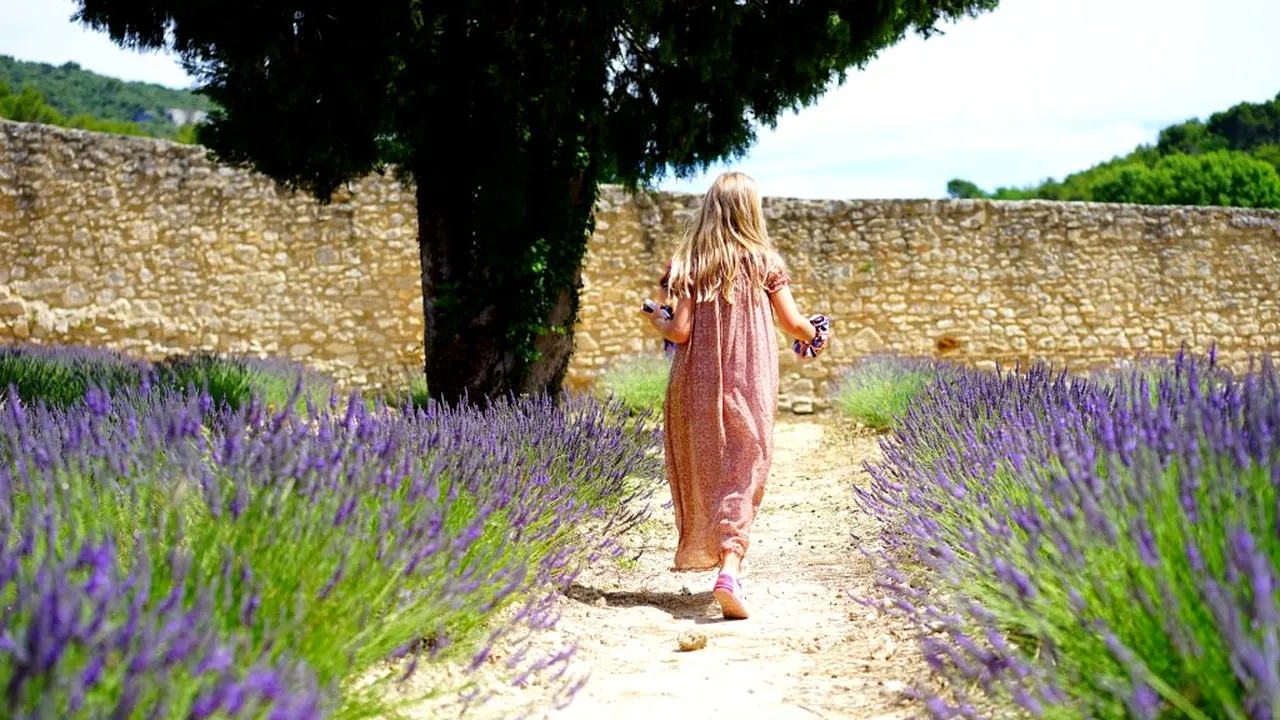 Cum ne îmbrăcăm în zilele caniculare. Hainele care ne protejează de razele ultraviolete și materialele pe care trebuie să le evităm