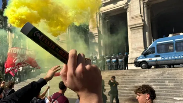 După Albania și Franța, protestele elevilor se mută în Italia. Liceenii au aruncat cu pietre și petarde în Ministerul Educației de la Roma. „Vrem bani pentru școală, nu pentru război”. Ce orașe a fost afectate de revoltele tinerilor