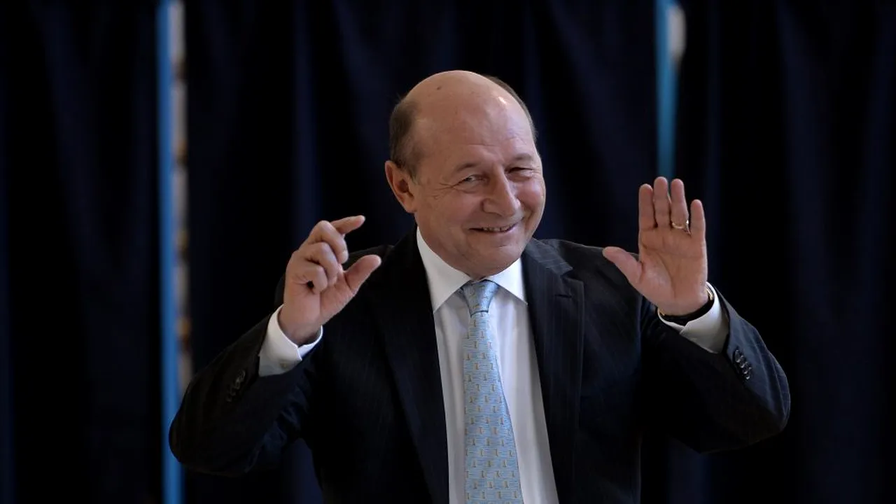 Băsescu, ironic cu privire la un eventual eşec al lui Nicuşor Dan: „O să mă tăvălesc de durere. Să-i duc o traistă cu voturi?”