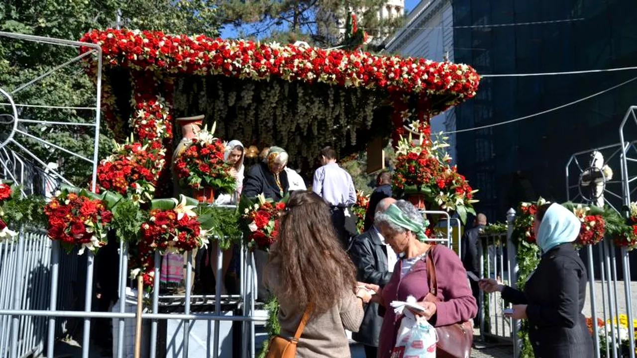 Sfânta Parascheva. Atracția pelerinilor - veioze cu sfinți și tricouri cu inscripția „Am fost pelerin la Sfânta Parascheva la Iași