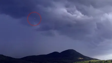 VIDEO | Un OBIECT zburător de formă cilindrică a fost surprins în Ungaria: „Felul în care se mișcă este..”