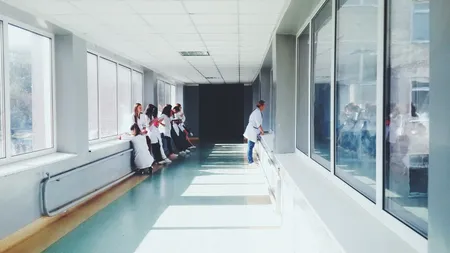 O femeie a murit în brațele fiului, după ce a așteptat 16 ore pe scaun la Urgențe 