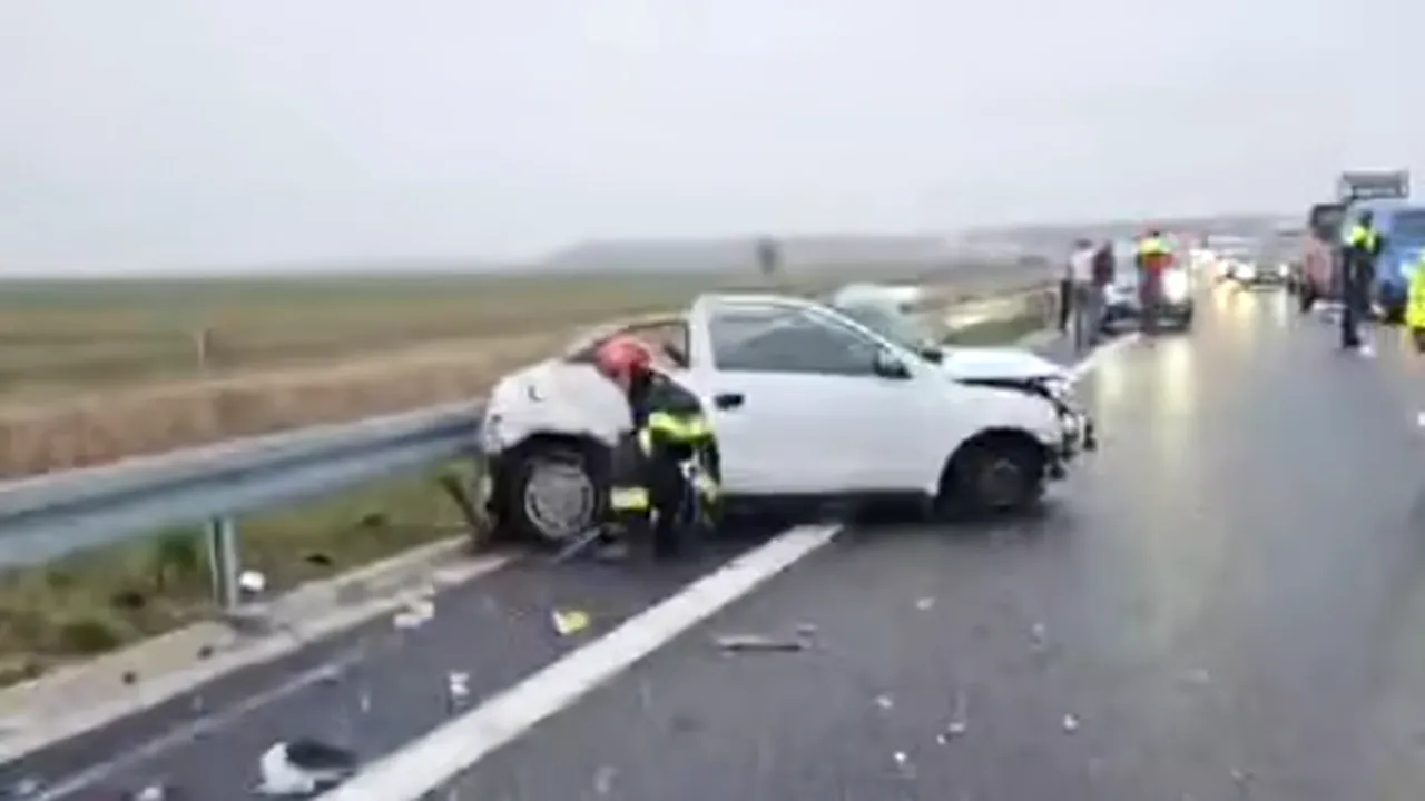 Accident grav pe Drumul Express Craiova-Pitești. Autocar plin cu zeci de copii, lovit de un autoturism