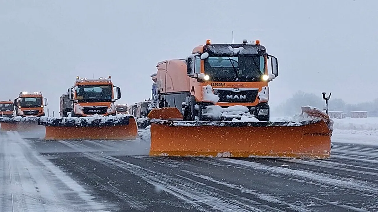 Trafic în condiții de ninsoare abundentă pe aeroporturile din București. Zborurile pot întârzia
