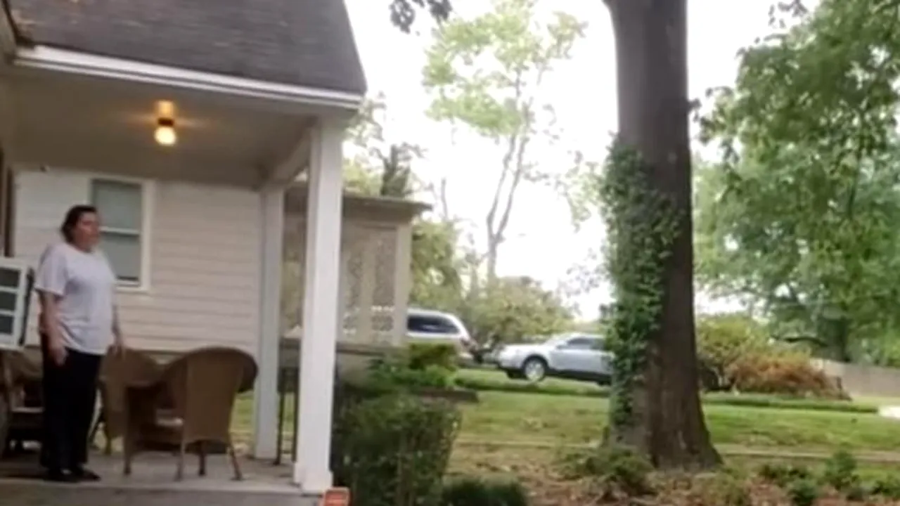 Reacția incredibilă a unei femei din SUA, după ce a văzut un bărbat de culoare care își inspecta propria casă