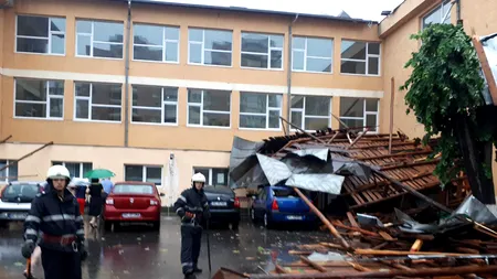 Urmele vijeliilor: Zeci de copaci doborâți de vânt, 12 mașini avariate, doar în ultimele 24 de ore - FOTO