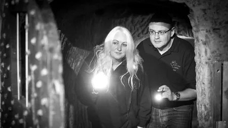 Au câștigat la loto 3,6 milioane de lire și au renunțat la job pentru a-și împlini visul de o viață. Doi britanici au investit banii pentru a deveni vânători profesioniști de fantome