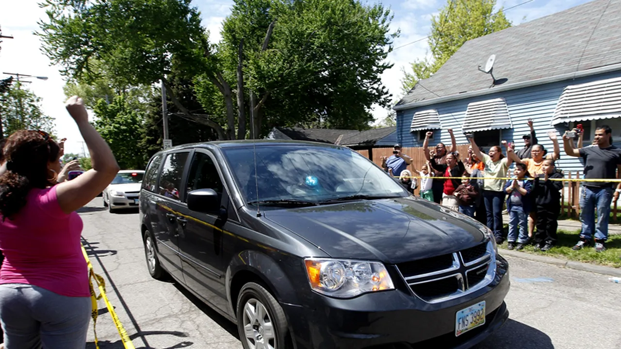 Două dintre cele trei tinere sechestrate timp de aproximativ un deceniu s-au întors acasă. 