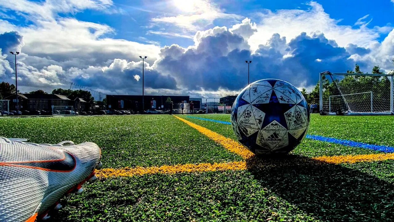 Cluburile din Superliga pot lua bani publici! Cum se atrag „sponsorizări, fonduri europene, dar şi fonduri publice”