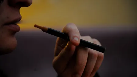 Primul om UCIS de o țigară electronică. Ce s-a întâmplat după ce un bărbat a tras câteva „fumuri