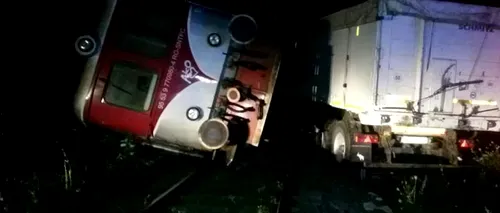 Un TIR a lovit în plin un vagon de tren aflat pe șine: șase persoane, rănite